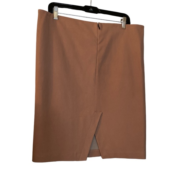 Neiman Marcus The Leather Collection Mauve Leather Skirt with back slit - Picture 2 of 2